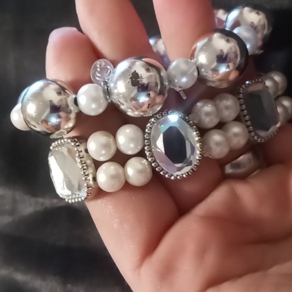 Charming Charlie 2 expandable bracelets silver & pearl like. Large crystal cut